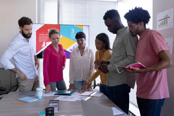 Profesionales Multiraciales Masculinos Femeninos Discutiendo Sobre Documento Sala Juntas Durante — Foto de Stock