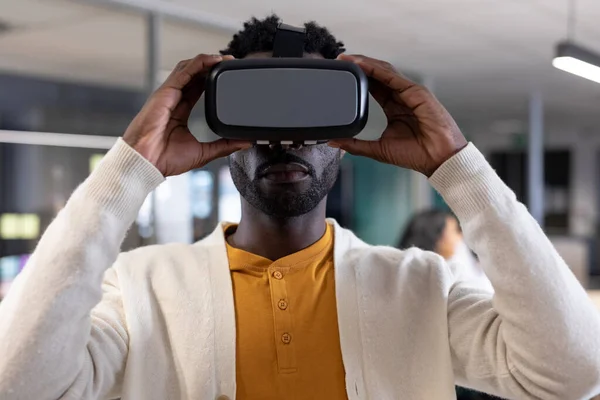 Young African American Businessman Wearing Virtual Reality Simulator Workplace Unaltered — Stock Photo, Image