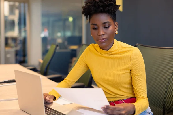 Впевнена Молода Афроамериканська Бізнес Леді Аналізує Документ Сидячи Ноутбуком Незмінна — стокове фото