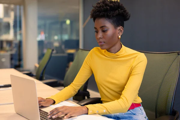 Joven Empresaria Afroamericana Que Usa Laptop Mientras Trabaja Una Oficina —  Fotos de Stock