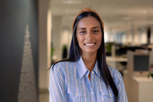 Portrait Smiling Beautiful Young African American Businesswoman Long Black Hair — Stock Photo, Image