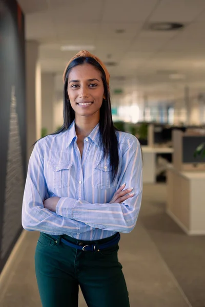 Portrait Smiling Young African American Businesswoman Standing Arms Crossed Workplace — Foto de Stock