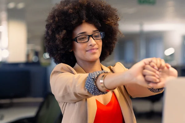 Beautiful Young Female African American Advisor Stretching Arms Modern Workplace — 图库照片