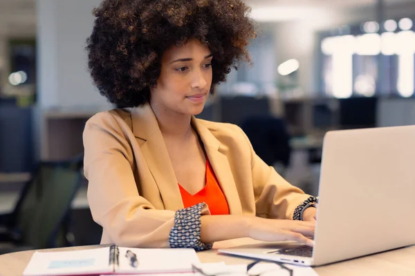 Zelfverzekerde Afrikaanse Vrouwelijke Afro Amerikaanse Adviseur Met Behulp Van Laptop — Stockfoto