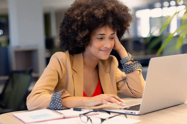 微笑年轻的非洲裔美国女商人使用笔记本电脑在现代办公室工作 现代办公和技术概念 — 图库照片