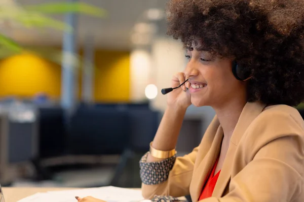 Lächelnde Junge Afrikanisch Amerikanische Telefonistin Die Arbeitsplatz Über Headset Spricht — Stockfoto
