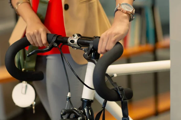 職場で自転車を持っている実業家の中間部 変更されず輸送 ビジネス 近代的なオフィスコンセプト — ストック写真