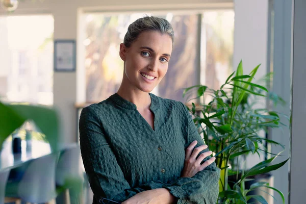 Portrait Une Femme Affaires Caucasienne Souriante Aux Bras Croisés Debout — Photo