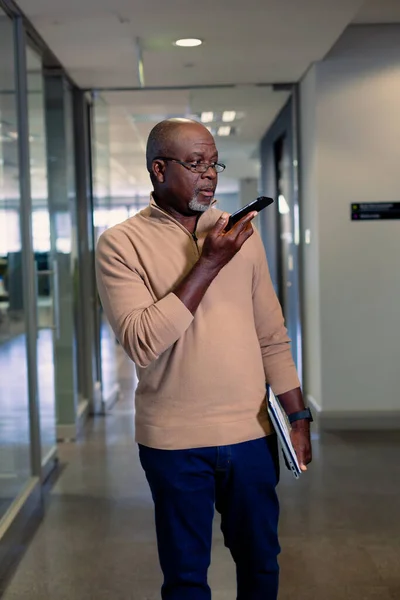 Mature African American Businessman Talking Smartphone Speaker Standing Office Corridor — Fotografia de Stock