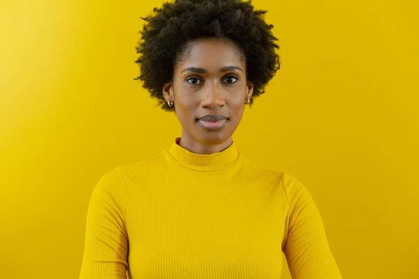 Retrato Confiante Jovem Africana Americana Conselheiro Feminino Com Penteado Afro — Fotografia de Stock