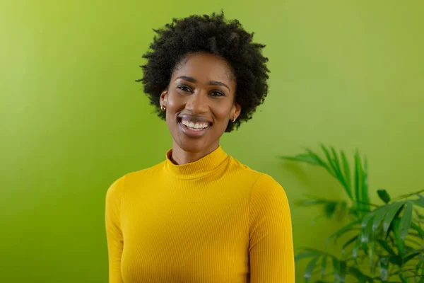 Retrato Jovem Mulher Negócios Afro Americana Sorridente Com Penteado Afro — Fotografia de Stock