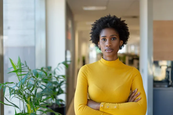 Portrait Confident Young African American Businesswoman Arms Crossed Modern Workplace — Fotografia de Stock