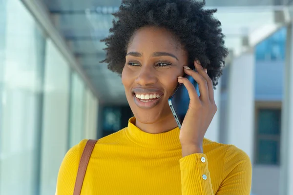 Gülümseyen Güzel Afro Amerikan Bayan Danışman Yerindeki Koridorda Akıllı Telefondan — Stok fotoğraf