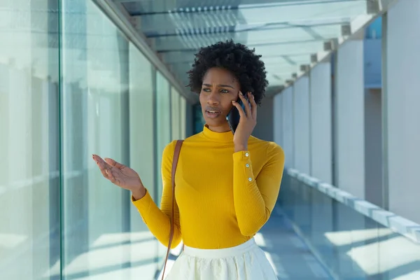 Joven Asesora Afroamericana Hablando Por Teléfono Inteligente Mientras Gestiona Pasillo — Foto de Stock