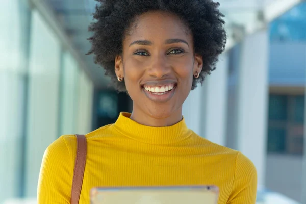 Портрет Усміхненої Молодої Афроамериканської Бізнес Леді Афро Зачіскою Тримає Планшетний — стокове фото