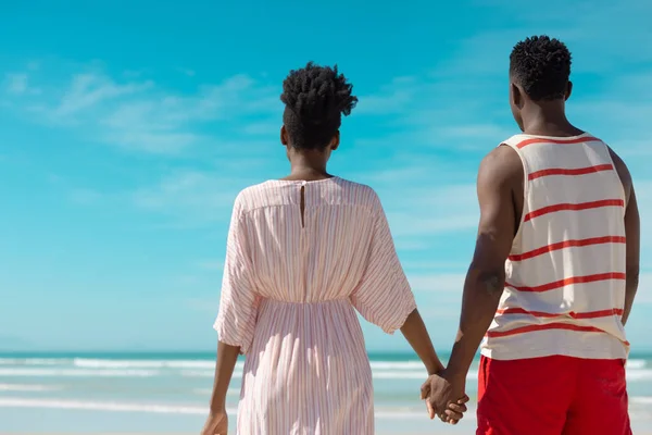 해변에 바다를 바라보고 아프리카 미국인 커플의 뒷모습 변화되지 어울리는 즐거움 — 스톡 사진
