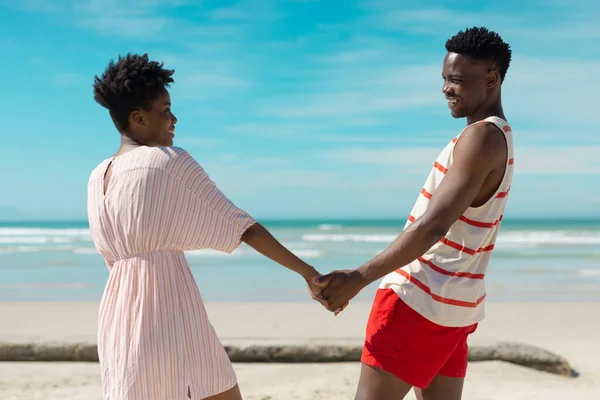 Feliz Pareja Jóvenes Afroamericanos Tomados Mano Mirándose Unos Otros Playa — Foto de Stock