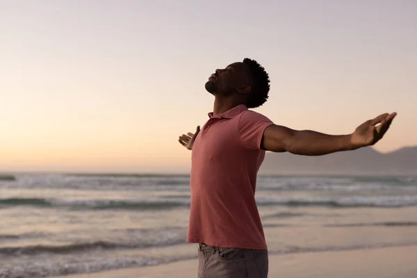 Zijaanzicht Van Afro Amerikaanse Jongeman Met Uitgestrekte Armen Tegen Zee — Stockfoto