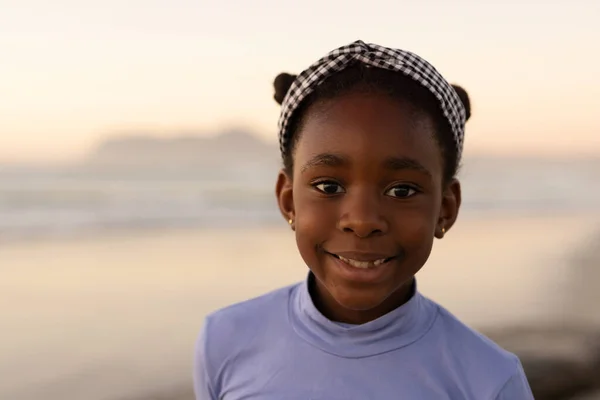 Porträtt Leende Afrikansk Amerikansk Söt Flicka Bär Pannband Mot Havet — Stockfoto