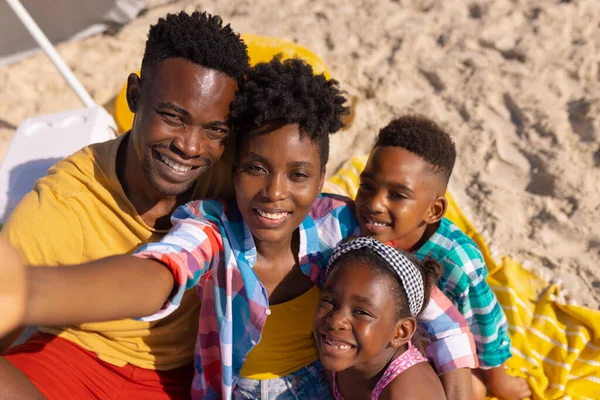 Portrait Grand Angle Jeunes Parents Afro Américains Souriants Avec Leur — Photo