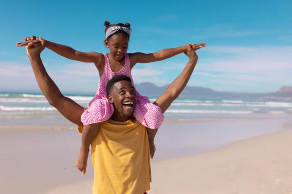 Felice Afroamericano Giovane Padre Che Allunga Braccia Della Ragazza Mentre — Foto Stock