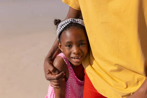 Portret Szczęśliwej Afrykańskiej Dziewczyny Obejmującej Młodego Ojca Stojącego Plaży Słoneczny — Zdjęcie stockowe