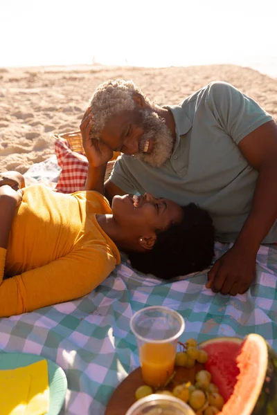 Романтична Щаслива Афроамериканська Пара Дивиться Один Одного Лежачи Ковдрі Пляжі — стокове фото