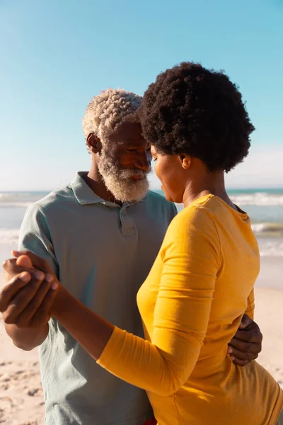 Романтичне Афро Американське Подружжя Танцює Пляжі Проти Моря Чисте Блакитне — стокове фото