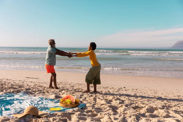 Африканська Американська Пара Тримається Руки Танцює Піщаному Узбережжі Проти Моря — стокове фото
