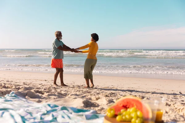 Pareja Afroamericana Cogida Mano Bailando Playa Arena Contra Mar Cielo — Foto de Stock