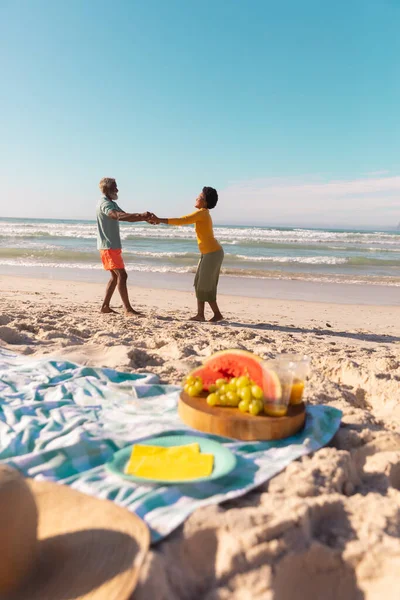非洲裔美国人手牵着手 在沙滩上蓝天起舞的侧视图 复制空间 不变的 享受和假期 — 图库照片