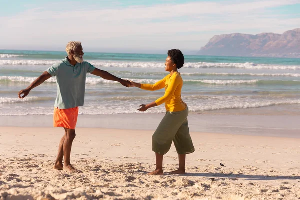 夏の海と空に対して成熟した女性と踊るアフリカ系アメリカ人のシニア男性ひげを生やした 変わらない愛 楽しさ 休日の概念 — ストック写真