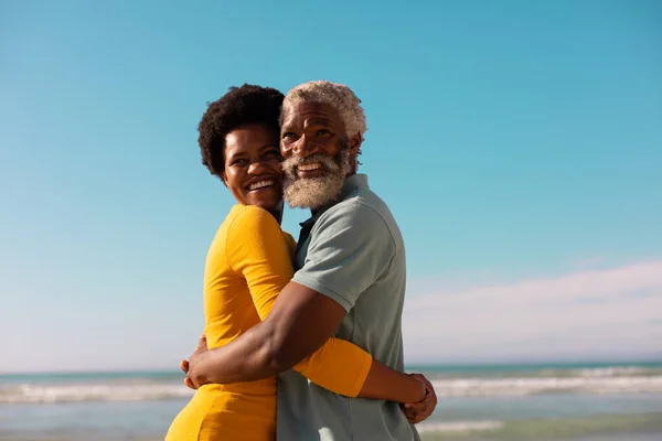 Веселе Афро Американське Подружжя Обіймає Озирається Стоячи Навпроти Моря Блакитного — стокове фото