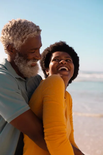 Бородатий Афроамериканський Старший Чоловік Обіймає Зрілу Жінку Афро Волоссям Пляжі — стокове фото
