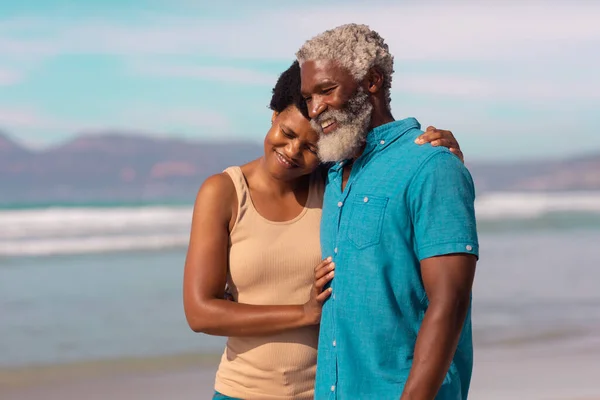 Щаслива Афроамериканська Зріла Жінка Бородатим Старшим Чоловіком Стоїть Проти Моря — стокове фото