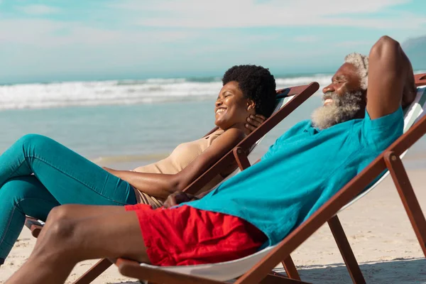 Felice Coppia Afroamericana Rilassante Sulle Sedie Sdraio Contro Mare Cielo — Foto Stock