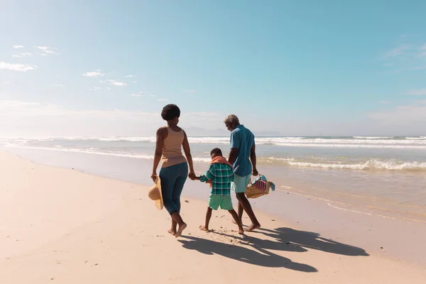Африканські Американські Дідусь Бабуся Тримають Хлопчика Руки Йдуть Піщаному Пляжі — стокове фото