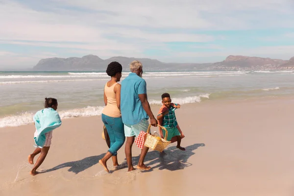 晴れた日には アフリカ系アメリカ人の祖父母や孫たちが曇り空を眺めながらビーチを楽しむ 変わらない 子供時代 楽しみ 休日の概念 — ストック写真