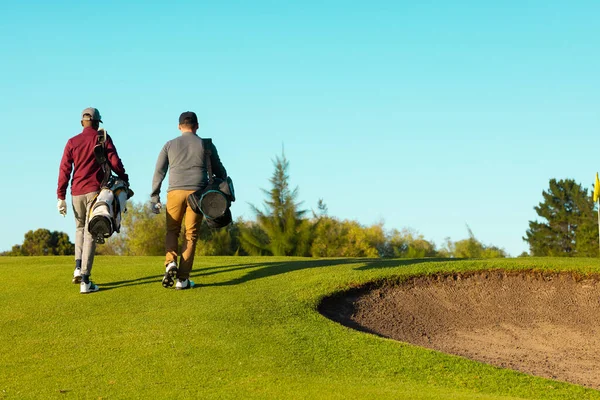 Widok Tyłu Młody Mężczyzna Wielorasowych Przyjaciół Spacerujących Polu Golfowym Przed — Zdjęcie stockowe