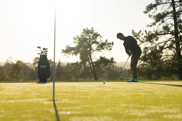 Longitud Completa Hombre Joven Caucásico Golpeando Pelota Golf Con Club —  Fotos de Stock