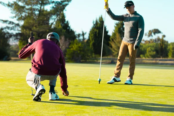 Homem Jovem Caucasiano Segurando Bandeira Enquanto Joga Golfe Com Amigo — Fotografia de Stock