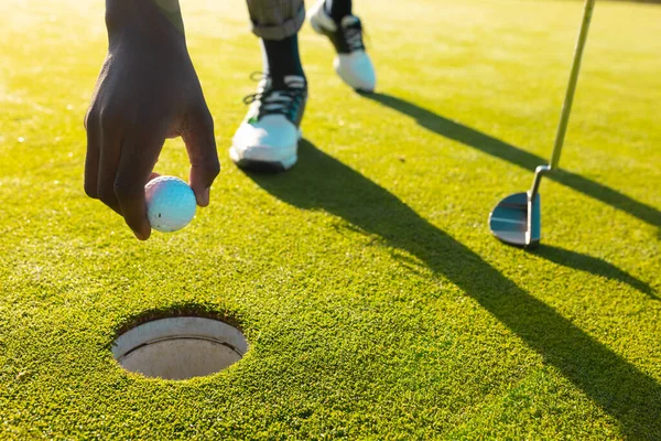 Image Recadrée Homme Afro Américain Mettant Une Balle Golf Dans — Photo