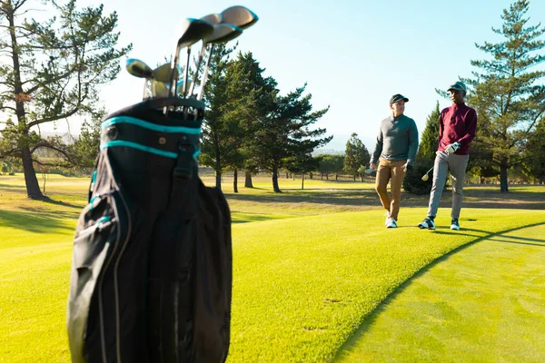 Golf Klubok Táskában Multiracionális Fiatal Férfi Barátok Séta Golfpályán Nyáron — Stock Fotó