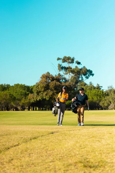 Multiracial Unga Manliga Vänner Med Golfsäckar Promenader Golfbanan Mot Klar — Stockfoto