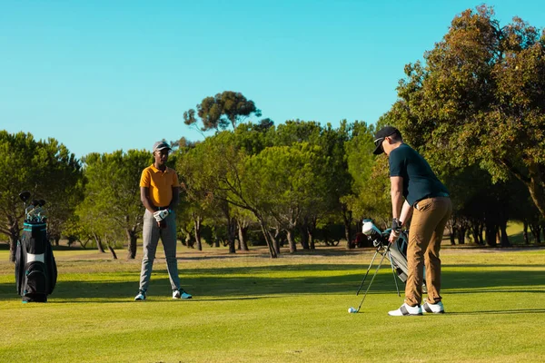 Jovem Caucasiano Jogar Golfe Com Amigo Afro Americano Campo Golfe — Fotografia de Stock