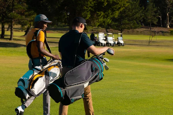 Mladí Mužští Multiraciální Přátelé Nosí Čepice Golfovými Vaky Procházky Golfovém — Stock fotografie