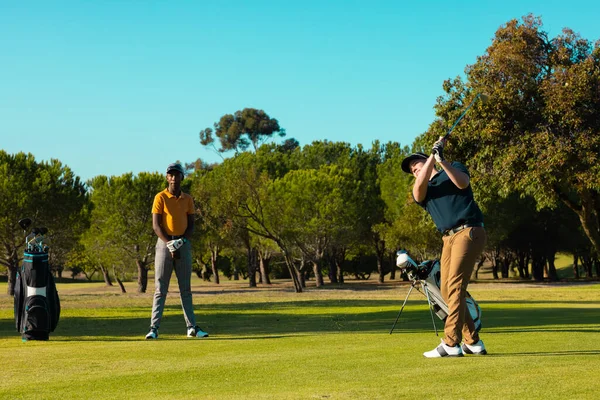 Joven Afroamericano Mirando Amigo Caucásico Jugando Golf Campo Golf Espacio —  Fotos de Stock