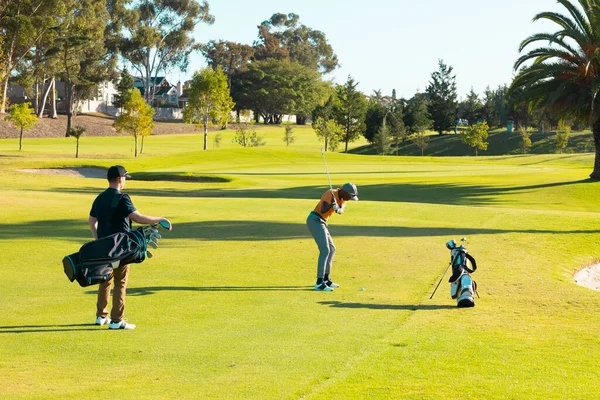 Bakifrån Kaukasisk Ung Man Står Med Golfsäck Medan Afrikansk Amerikansk — Stockfoto