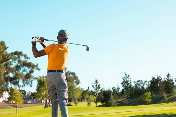 Vista Traseira Jovem Afro Americano Jogando Golfe Contra Céu Limpo — Fotografia de Stock