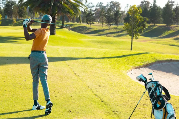 Afroamerikansk Ung Man Spelar Golf Med Golfklubba Gräsbevuxen Mark Golfbanan — Stockfoto